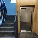 Szálloda Uroczy Apartament Z Miejscem Na Auto W Garazu Varsó
