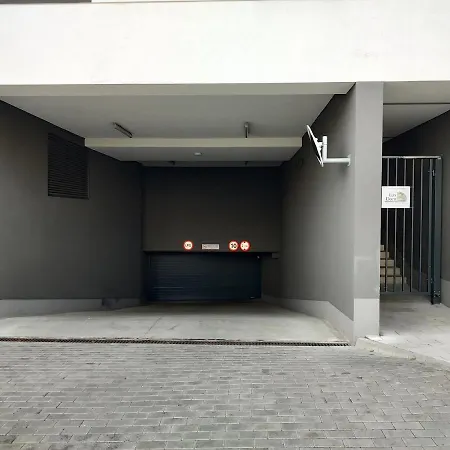 Szálloda Uroczy Apartament Z Miejscem Na Auto W Garazu Varsó